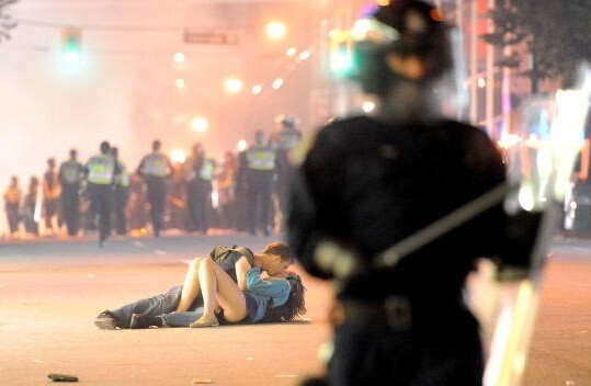 riot-kissing_jp_1287586gm-t.jpg
